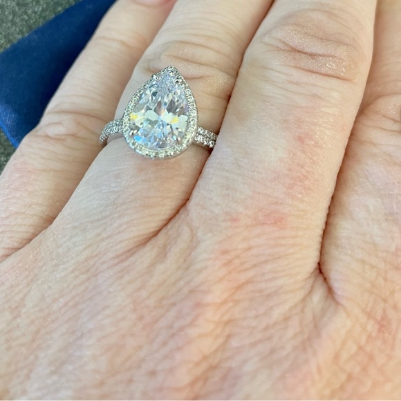 Beautiful Sterling silver ring with pear shaped “diamond”, size 8 - Picture 8 of 8